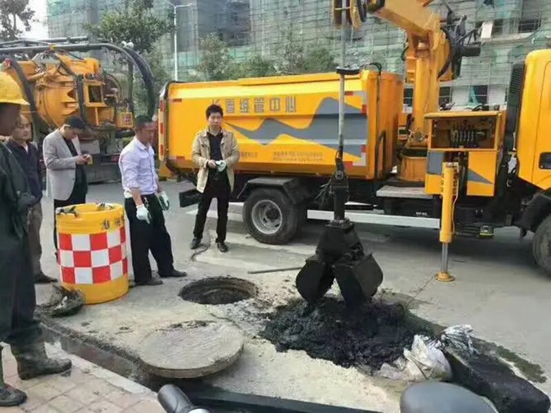 洱源街道：网格员化身“清道夫”，为民解忧疏通“堵心”化粪池