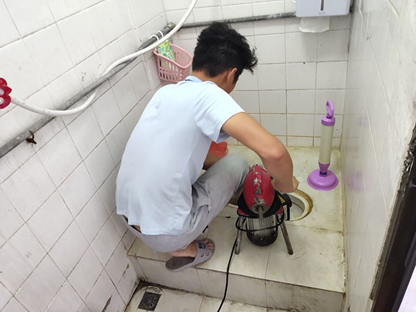 洱源肥皂掉到马桶里把马桶堵住了怎么办？马桶堵住了怎么办