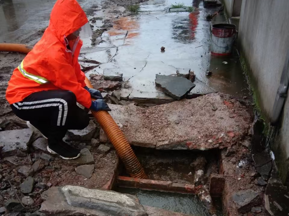 洱源专业清理污水池 炜誉市政以规范流程守护城市 “肠道”